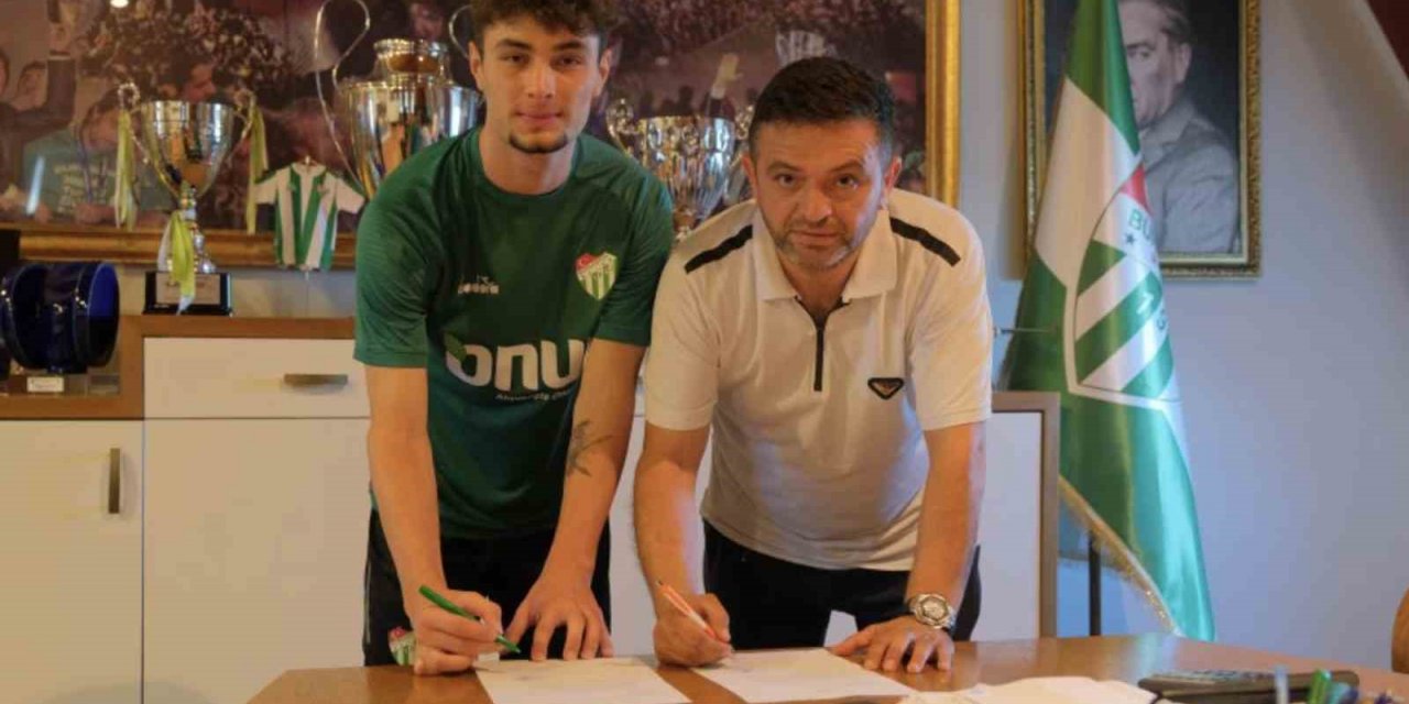 Bursaspor, Melih Sağlam’la profesyonel sözleşme imzaladı