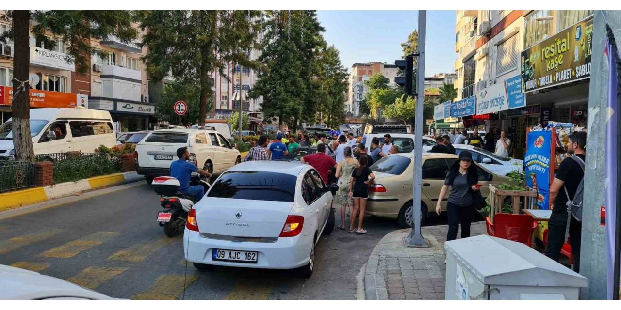 Direksiyon hakimiyetini kaybetti, 5 araca çarptı