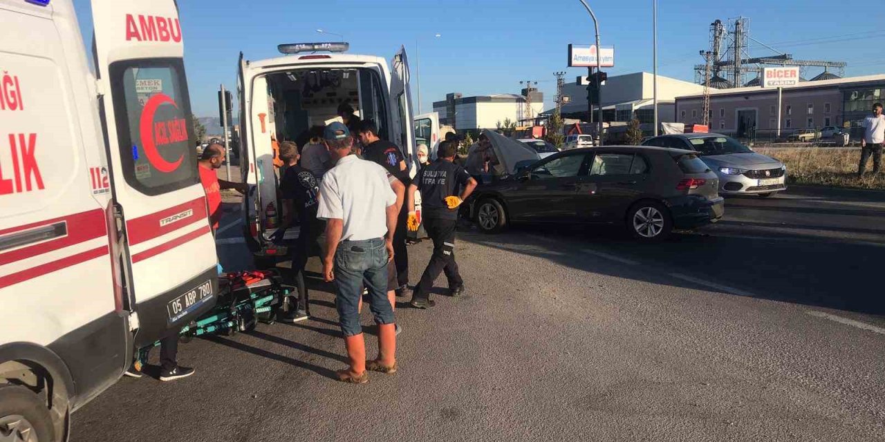 Amasya’da üç araç kavşakta çarpıştı: 1’i ağır 6 yaralı