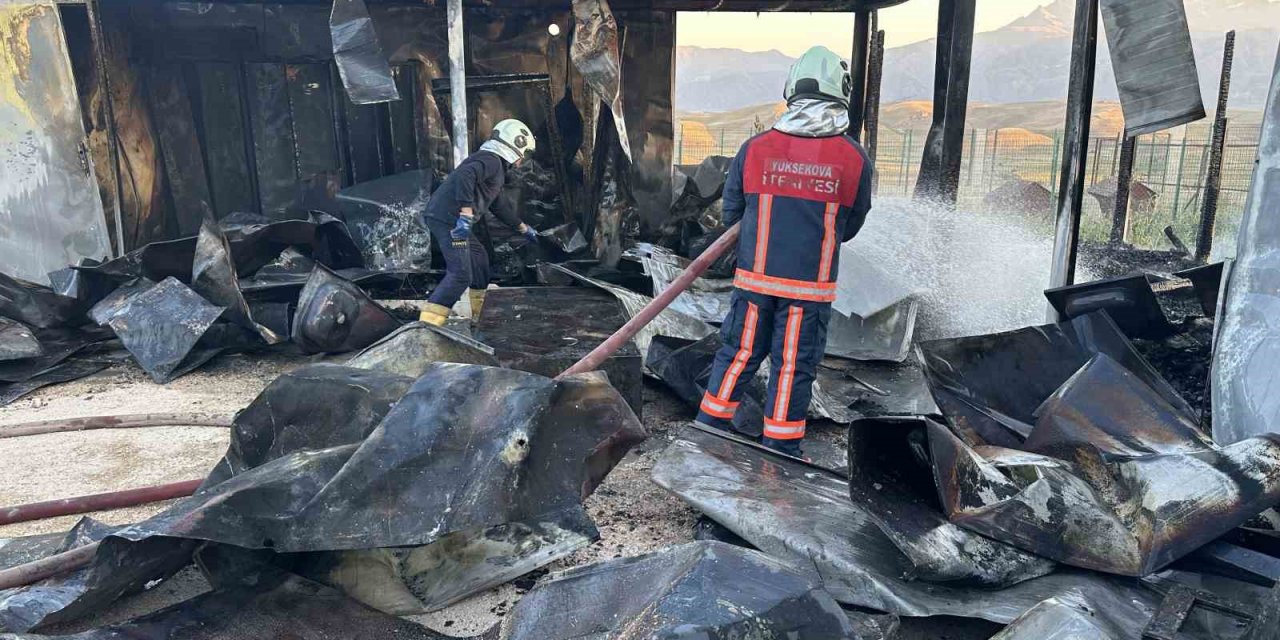 Yüksekova’da köpek barınağında çıkan yangın korkuttu