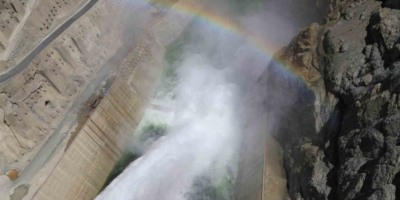 Yusufeli Baraj kapakları açıldı, gökkuşağı ortaya çıktı