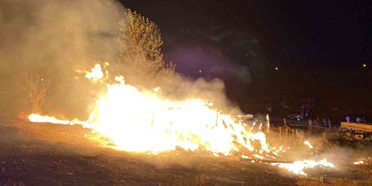 Çiftlik yangınında alevler geceyi aydınlattı