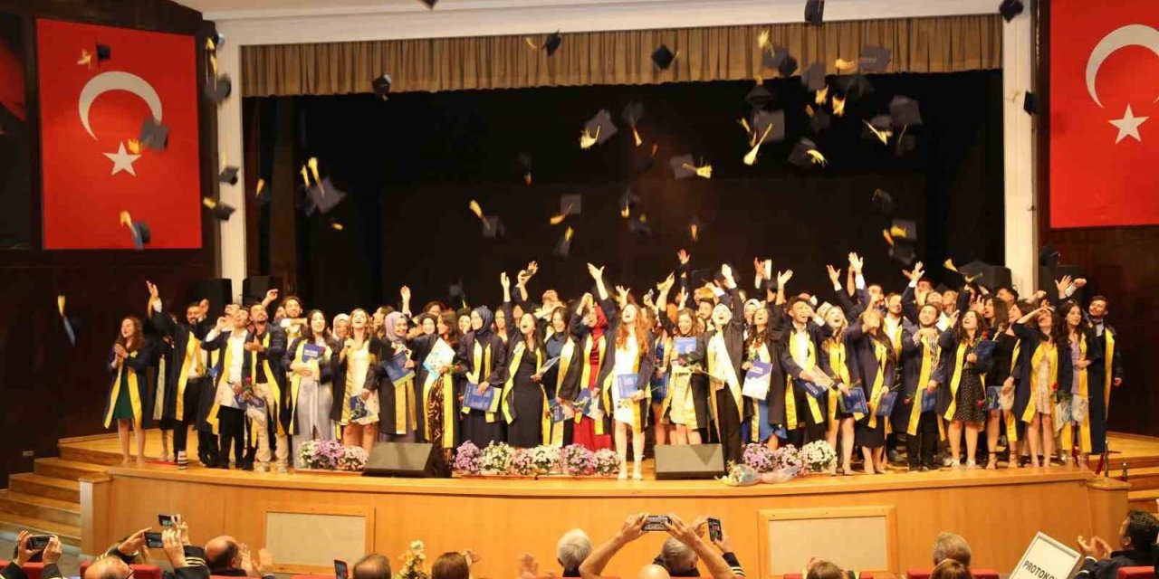 ERÜ Fen Fakültesi 2022-2023 Mezunlarını Verdi