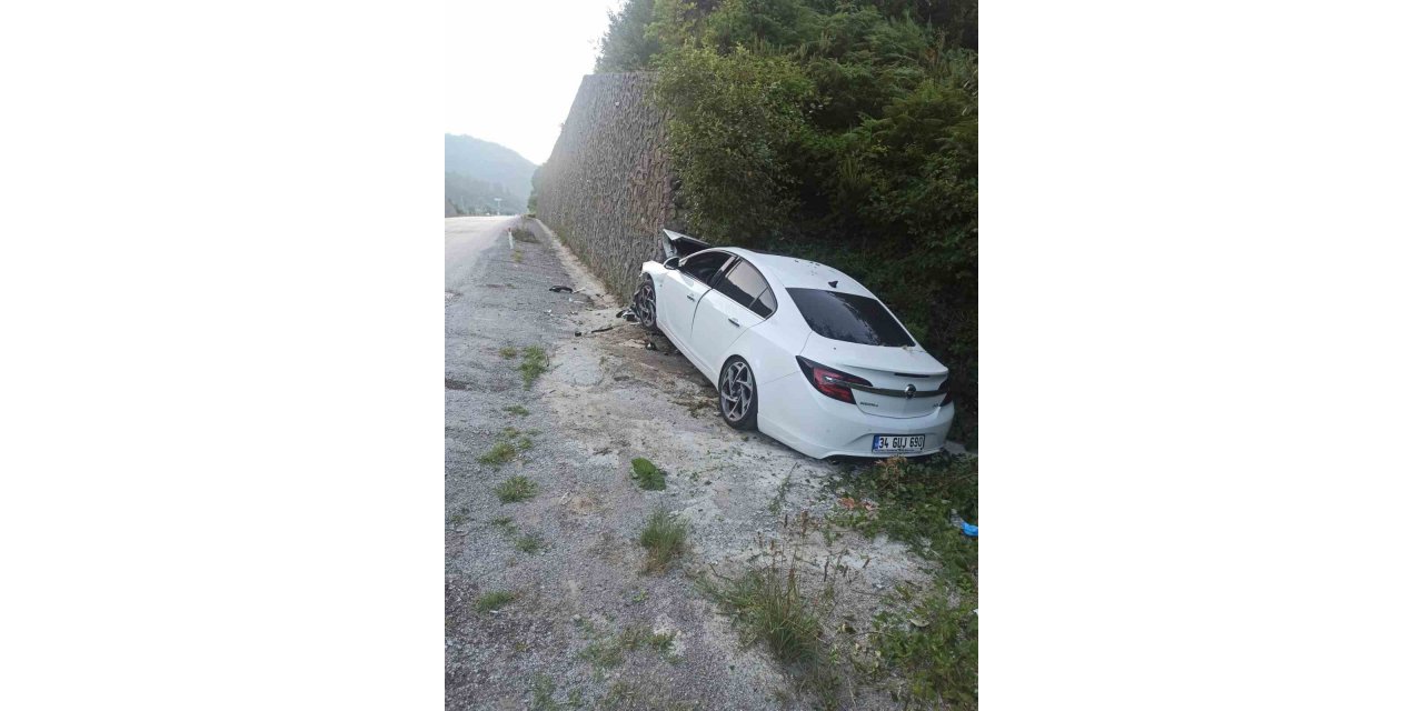 Kontrolden çıkan otomobil duvara çarptı