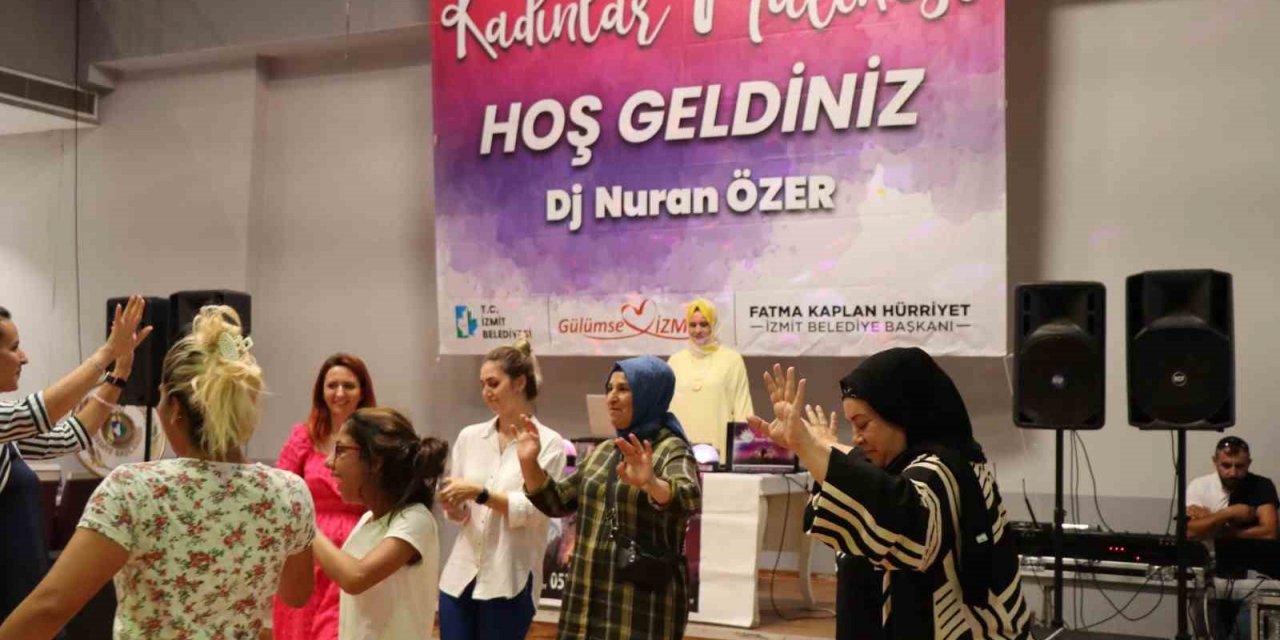 Kadınlar matinesinde buluşan kadınlar gönüllerince eğlendi