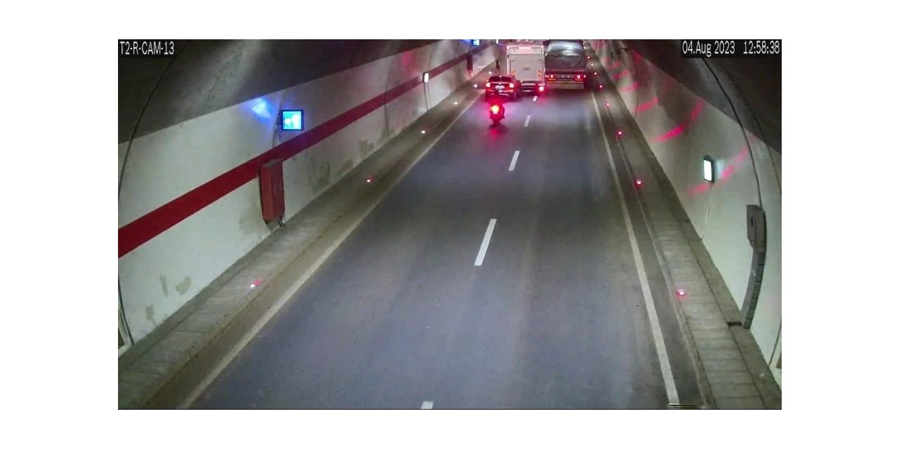 Tünel içinde hatalı sollama yapan kamyon kazaya sebeb oldu, o anlar tünel kameralarına yansıdı