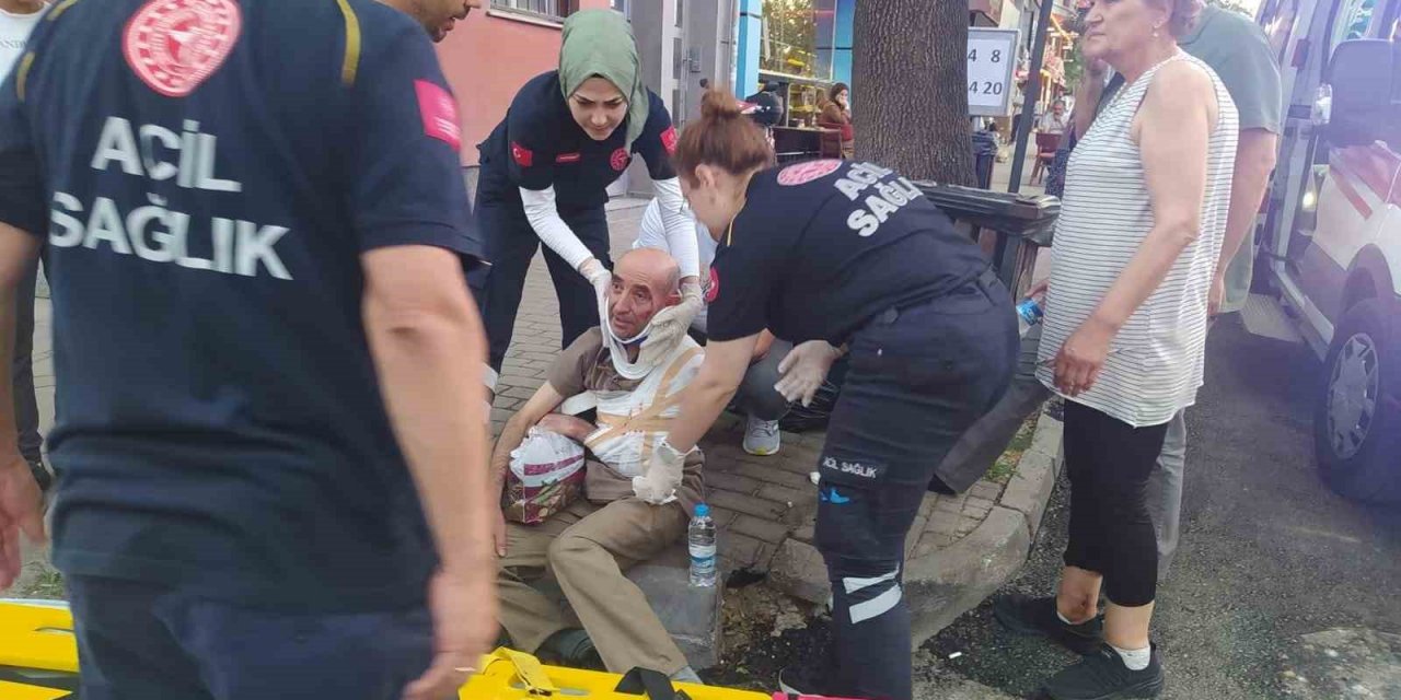 Karşıdan karşıya geçmek isteyen engelli vatandaşa araba çarptı