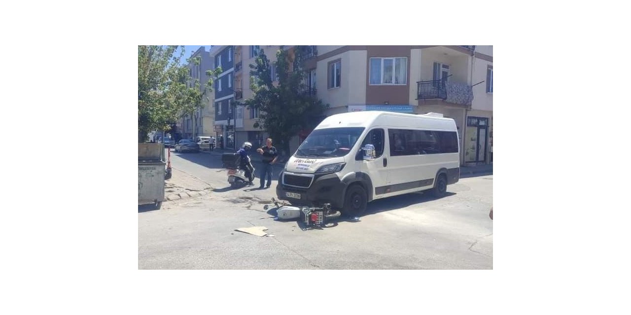 Servis aracının altına giren motosikletin sürücüsü yaralandı