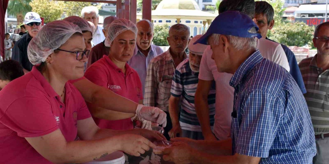 Germencik Belediyesi vatandaşlara aşure ikramında bulundu
