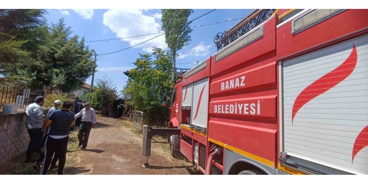 Uşak’ta çıkan yangında ev ve traktör zarar gördü