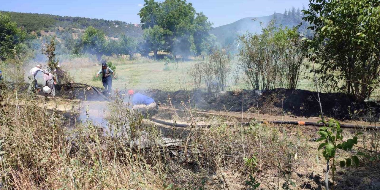 Örtü yangının büyümesini köylüler önledi