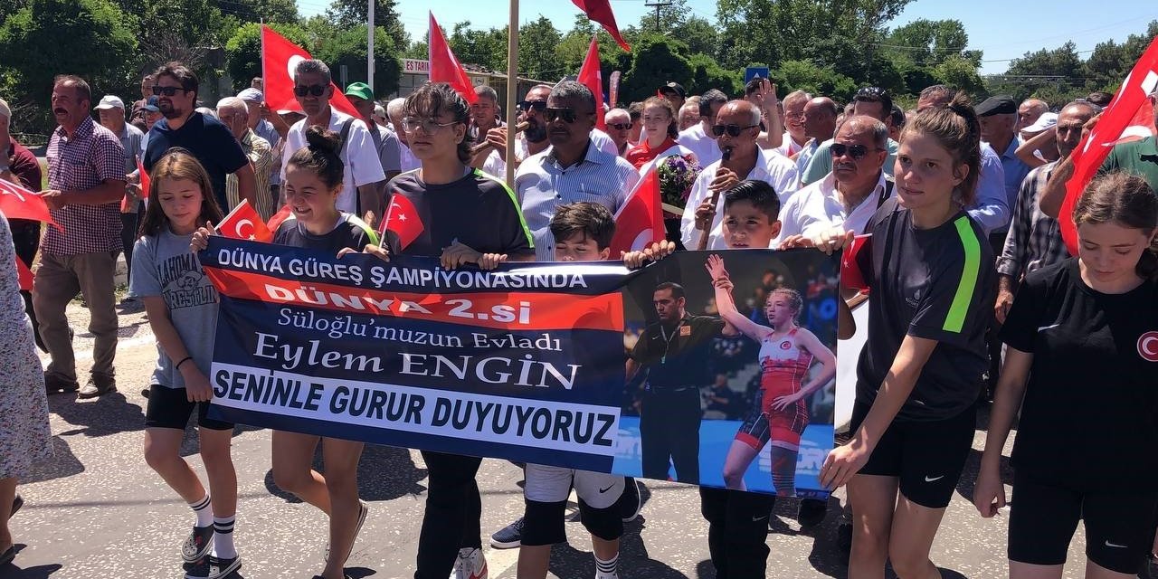 Dünya ikincisi güreşçi memleketinde coşkuyla karşılandı