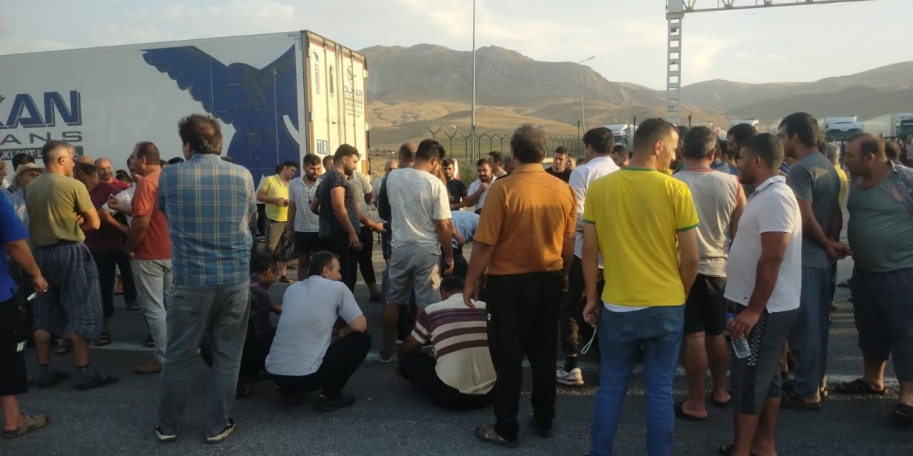İran sınırında bekleyen tır şoförlerinden tepki