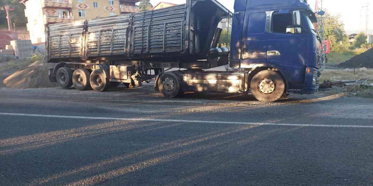 Kontrolden çıkan tırın dorsesi yan yattı