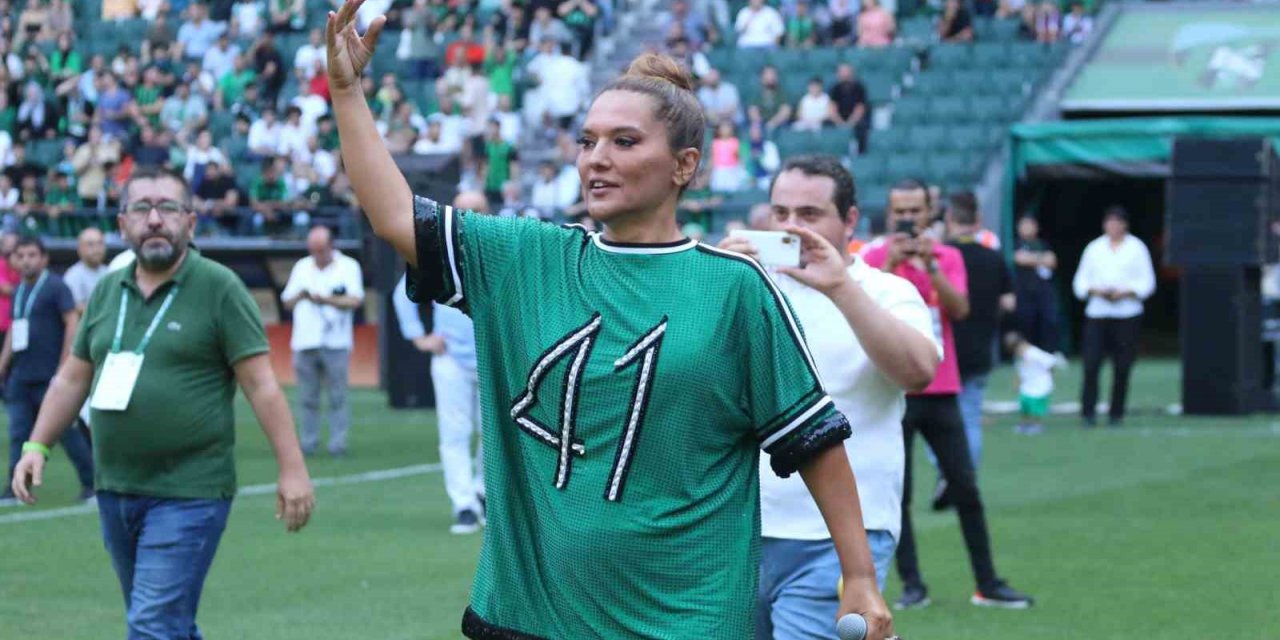 Demet Akalın, Kocaelispor için stadyumda konser verdi