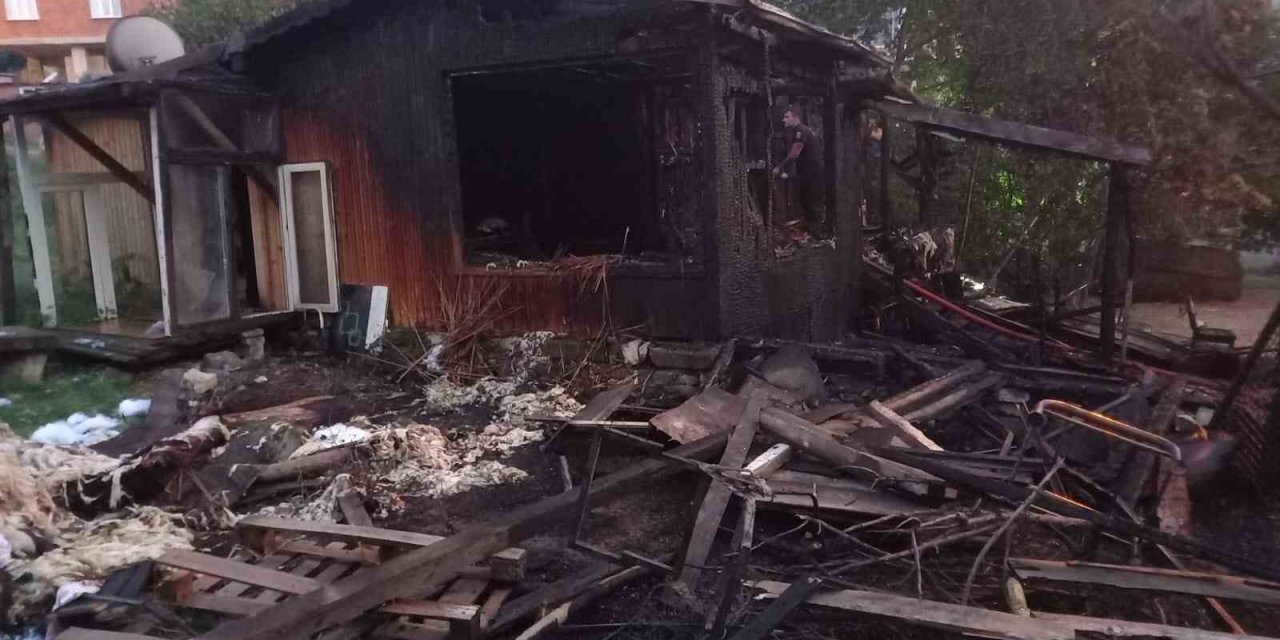 Kocaeli’de ahşap ev alev alev yandı