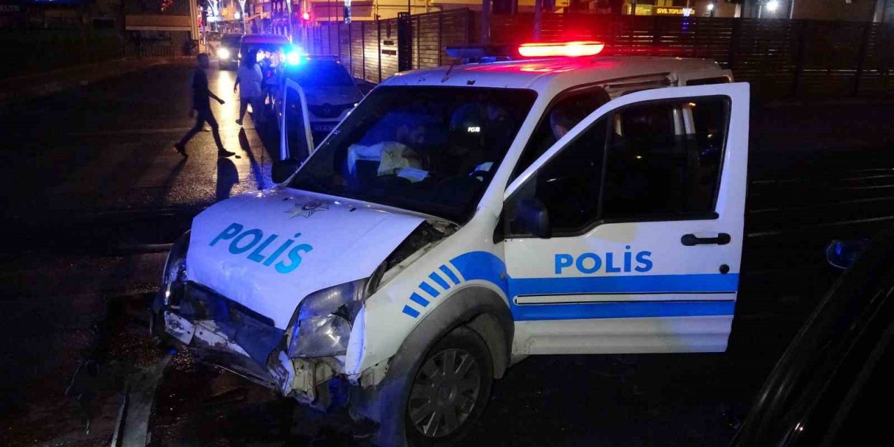 Polis aracı ile otomobil çarpıştı: 1’i polis 2 yaralı