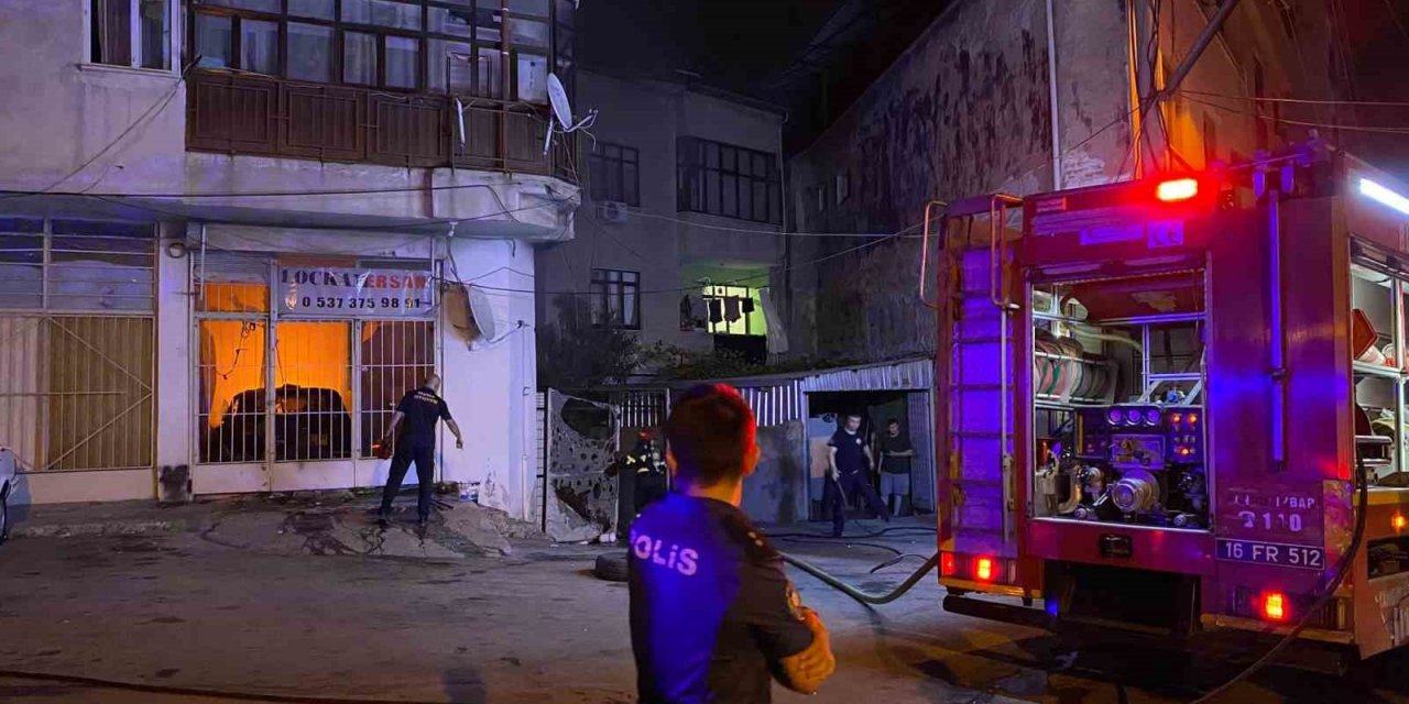 Bahçede başlayan yangın iş yerine ve arabaya sıçradı