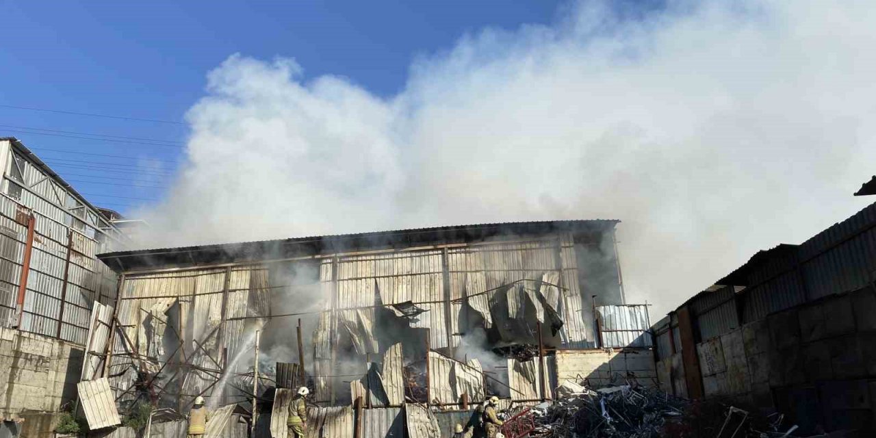 Avcılar’da kağıt geri dönüşümü tesisinde korkutan yangın