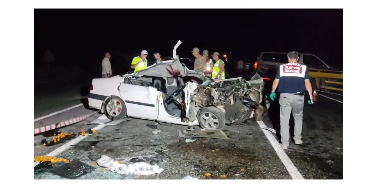 Otomobil traktöre çarptı: 1 ölü, 3 yaralı