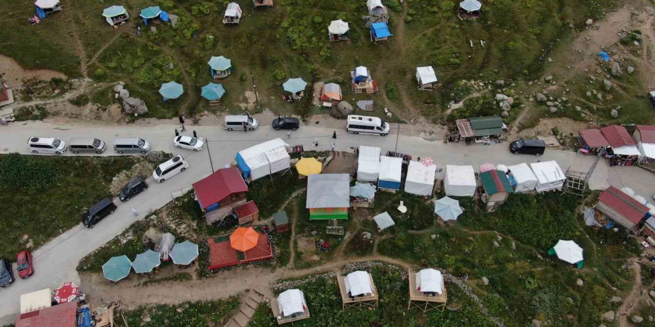 Demirkapı Yaylası’nda çadır kirliliği