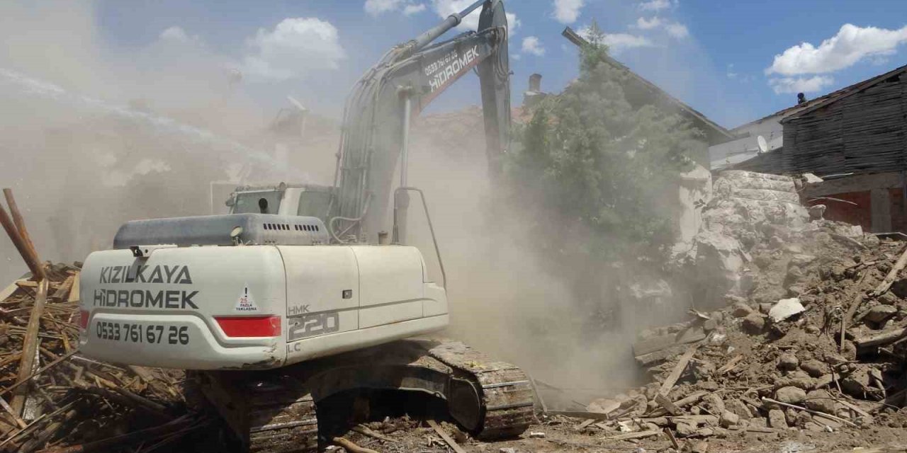 Malatya’da ağır hasarlı binaların yıkım işlemleri sürüyor