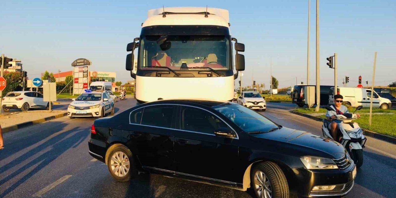 Tır ile otomobilin çarpıştığı kaza ucuz atlatıldı