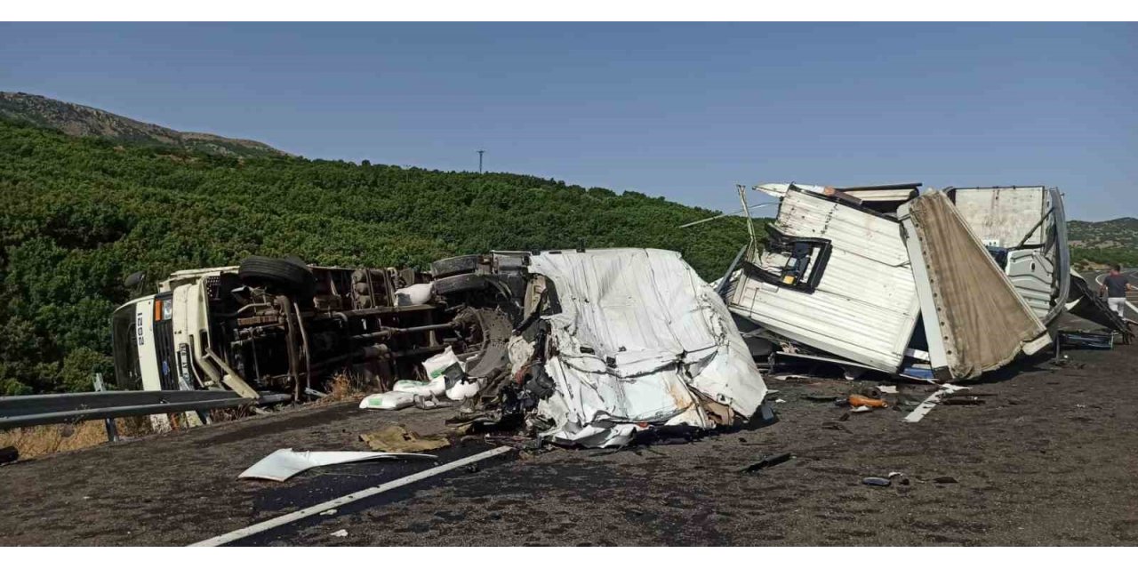 Kamyon ile çarpışan tırın kupası ayrıldı: 1 yaralı