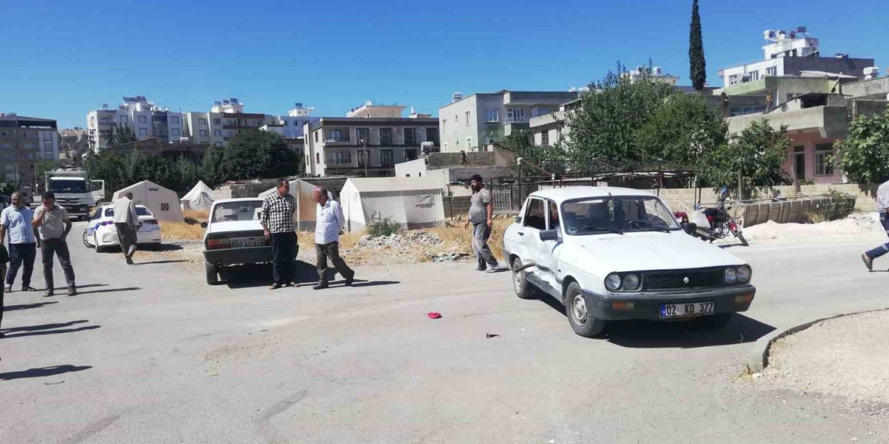 İki otomobil çarpıştı: 3 yaralı