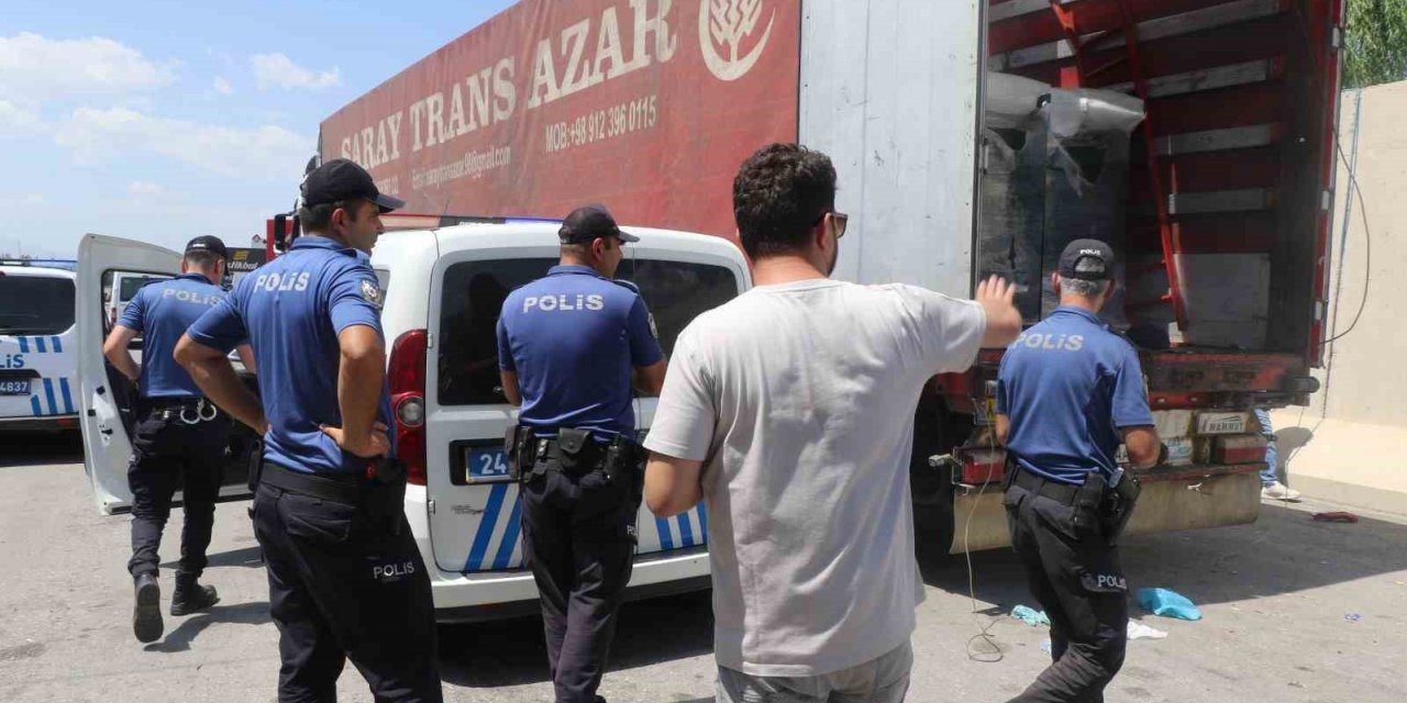 Erzincan’da tırın dorsesinde 70 civarında kaçak göçmen yakalandı