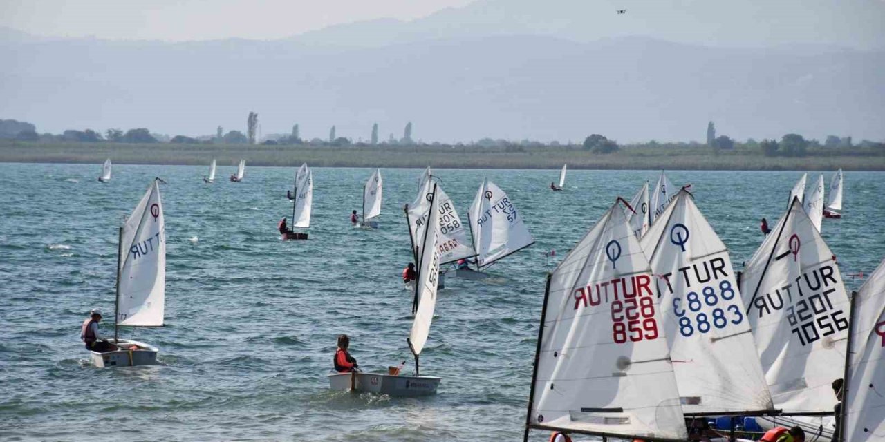 İznik Gölünde heyecan dolu yelken yarışları