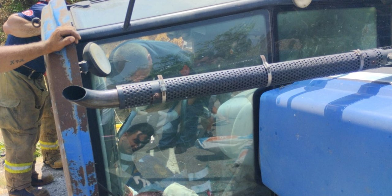 Susurluk’ta saman yüklü traktör devrildi: 1 yaralı