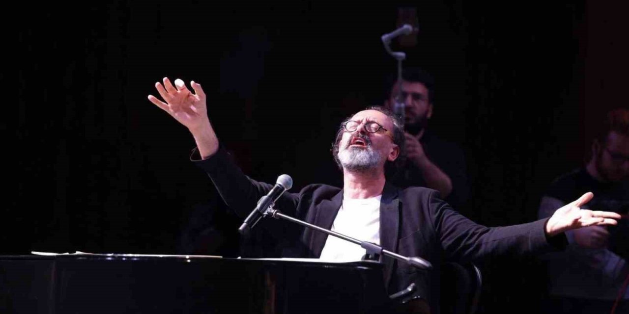 Yücel Arzen sahnesiyle Necip Fazıl gecesi