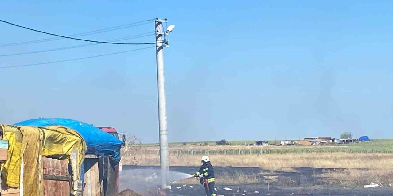 Tarla yangını evlere sıçramadan söndürüldü