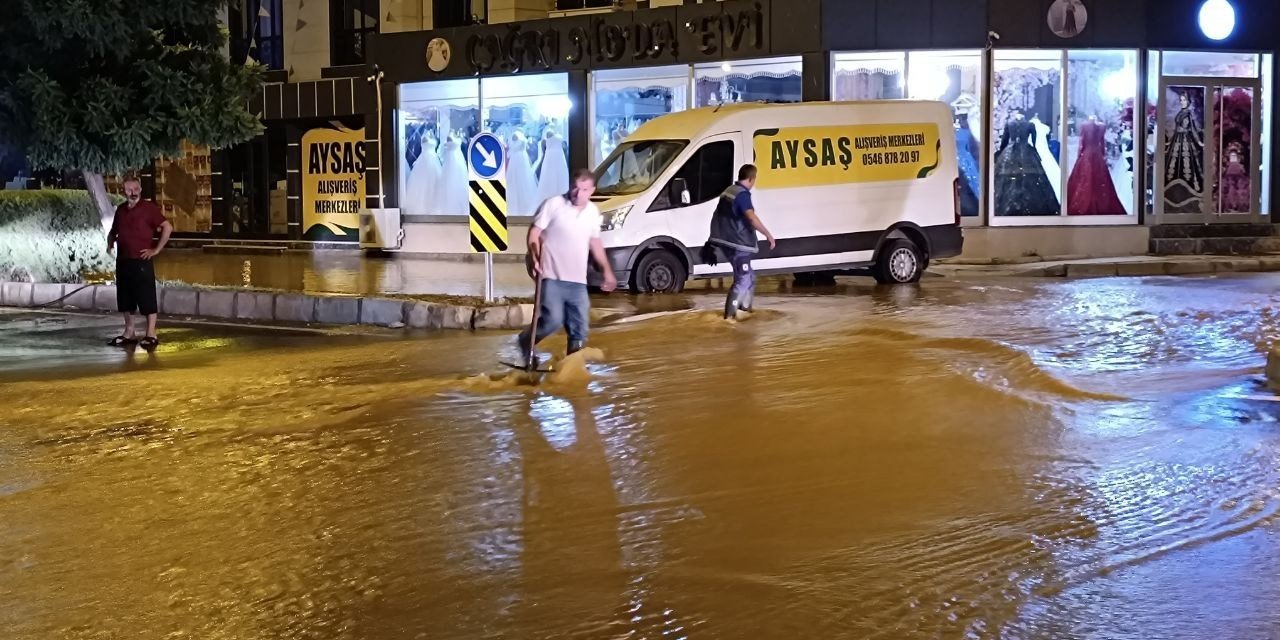 İzmir’de hareketli gece: Ana boru patladı, 2 mahalleyi su bastı