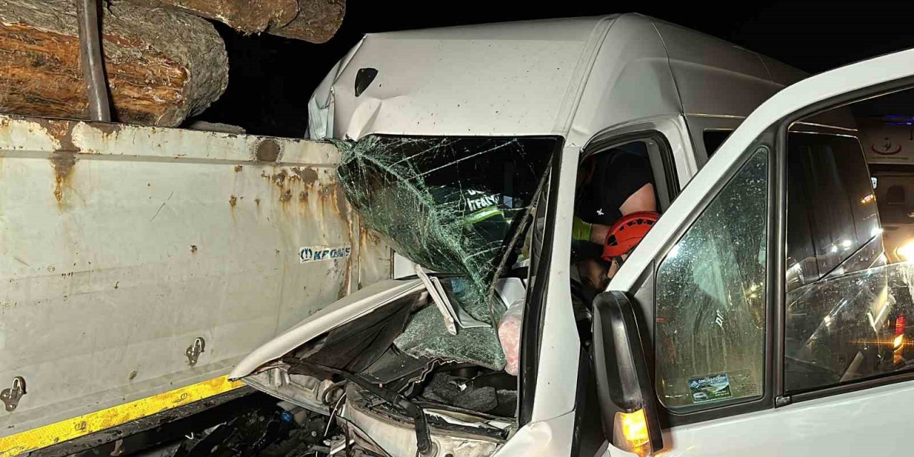 Tomruk yüklü tıra minibüs çarptı: 1 ölü, 20 yaralı