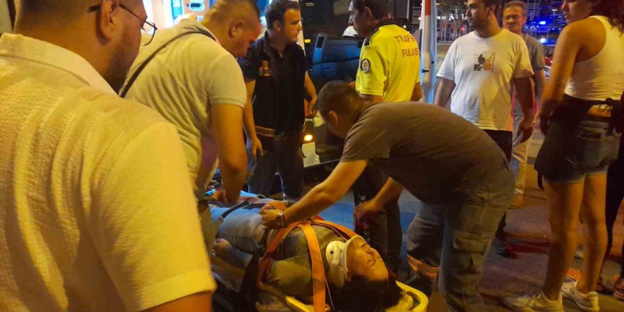 İki otomobil kafa kafaya çarpıştı: 11 yaralı