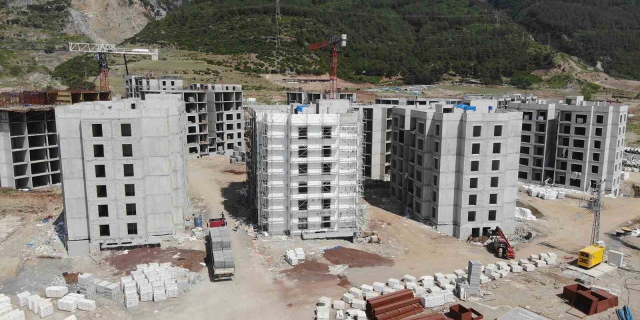 Enkaza dönen Hatay’da deprem konutları yükseliyor
