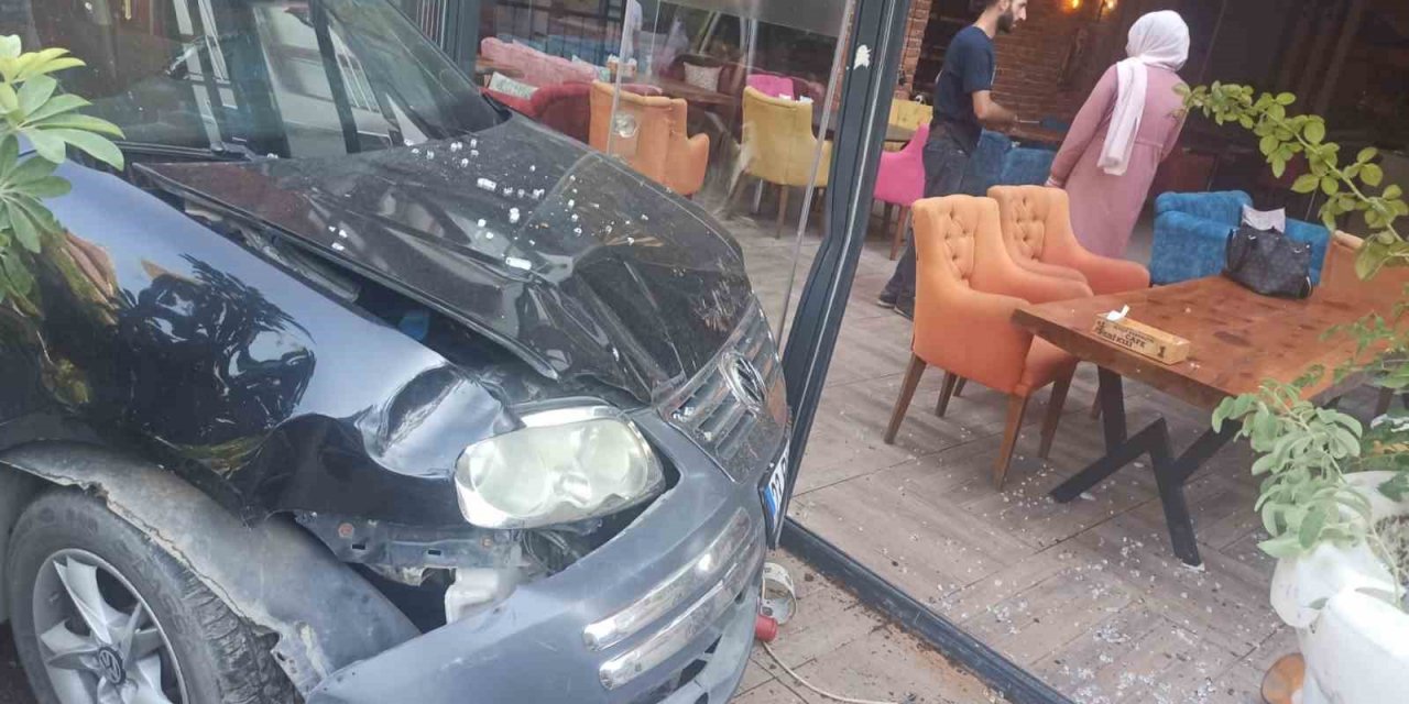 Elazığ’da hafif ticari araç kafeye girdi, o anlar kameraya yansıdı