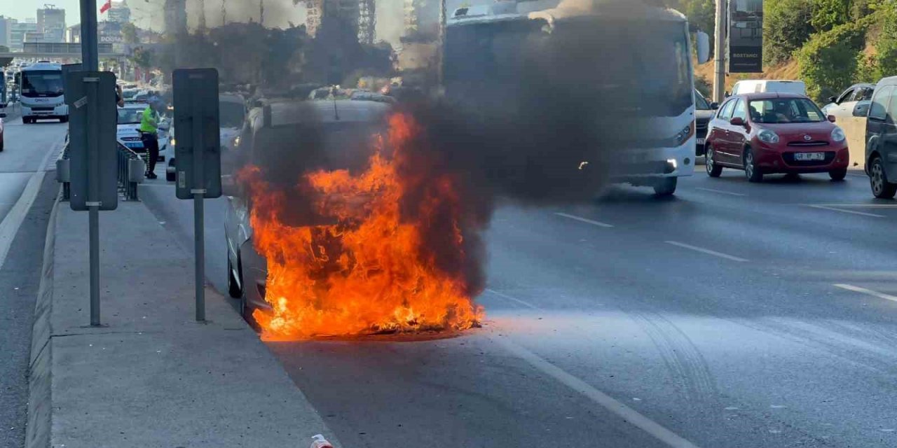 Maltepe’de ticari araç alev alev yandı