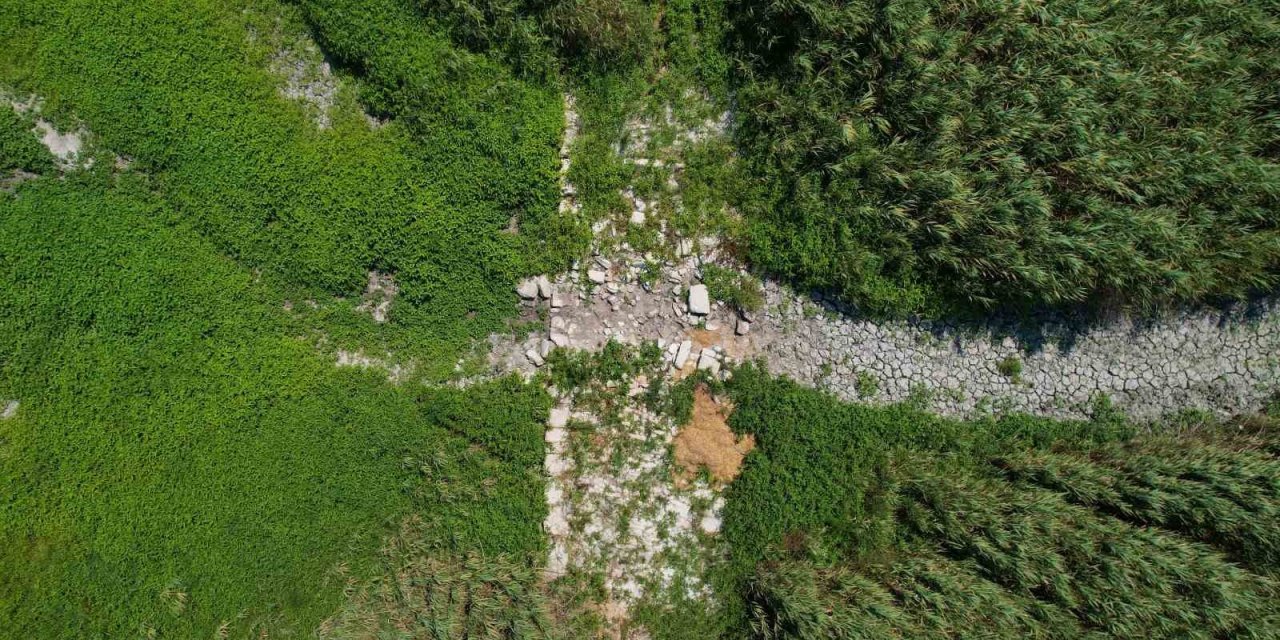 Suların çekildiği Terkos Gölü’nde ortaya çıkan tarihi yol havadan görüntülendi