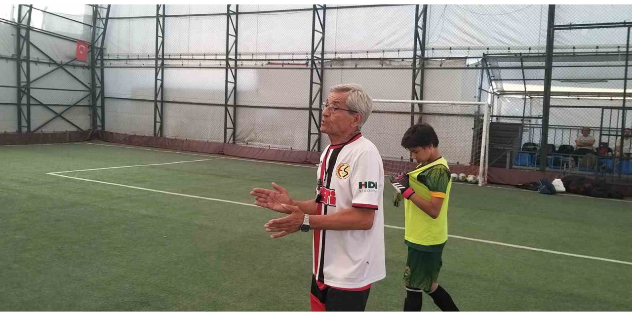 Yeşil sahalardaki 35 yıllık tecrübesi yeni futbolcular yetiştiriyor