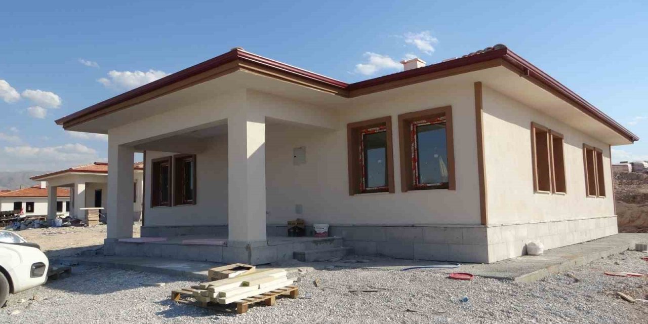 Deprem bölgesi Malatya’da köy evlerinden sona gelindi