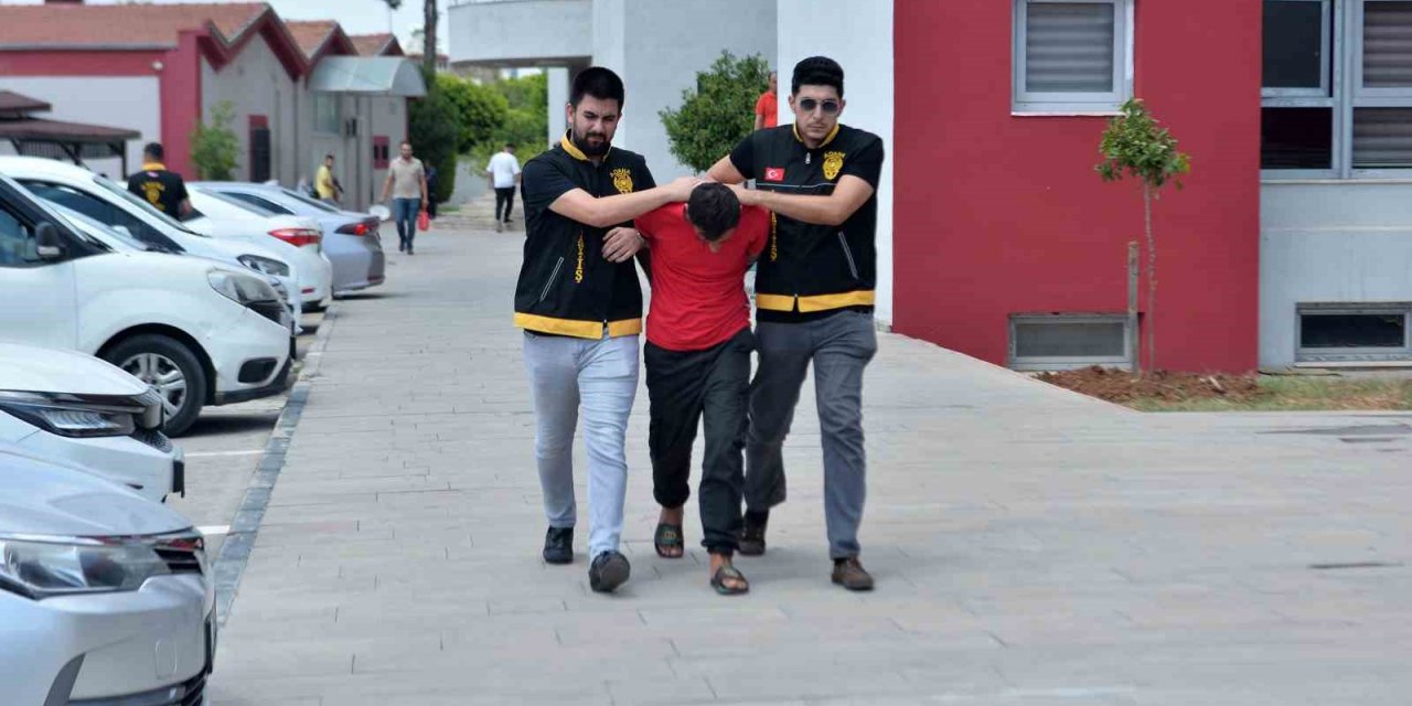 Cam kırıp altın kolyeyi çaldı, polisten kaçamadı