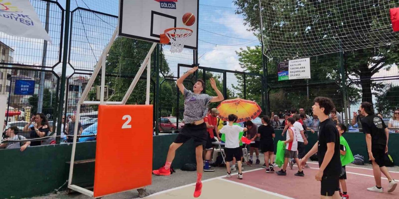 Gölcük Sahili’nde heyecan sırası sokak basketbolunda