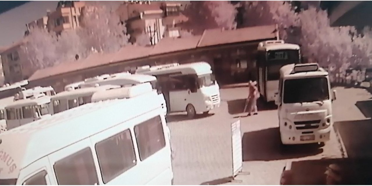 Bir ayağı protez olan engelli adam minibüsün altında kaldı