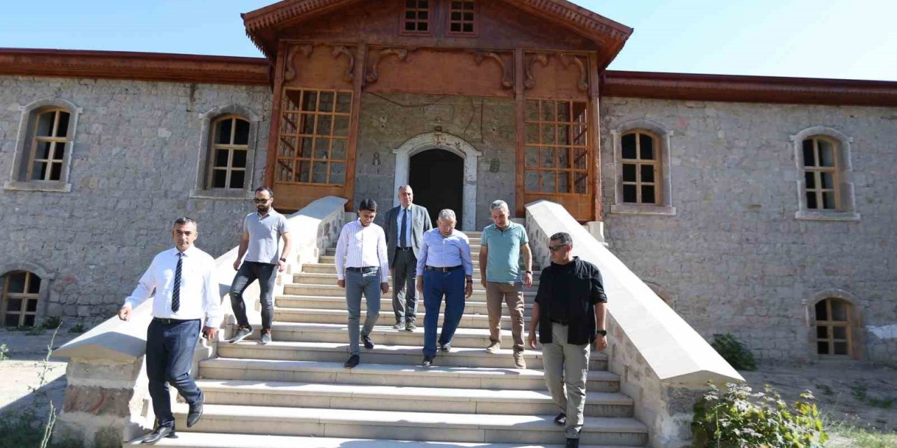 Başkan Büyükkılıç, 85 yıllık Pazarören Öğretmen Okulu’nu inceledi, duygu dolu anlar yaşadı