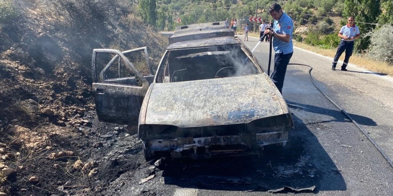 Karaman’da alev alan otomobil demir yığınına döndü