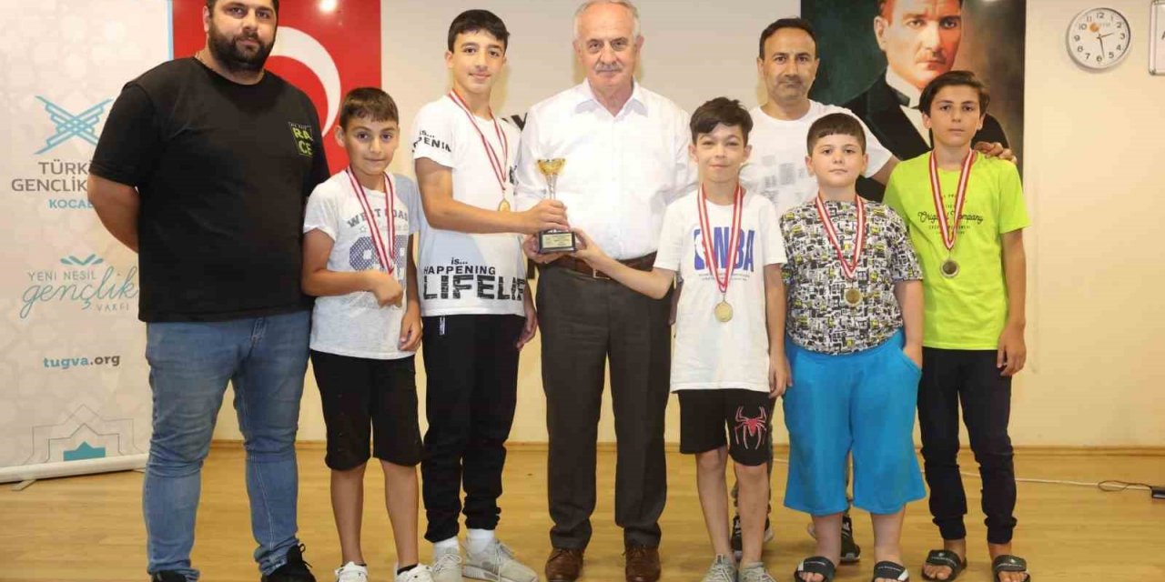 Turnuvada dereceye girenler ödüllerine kavuştu