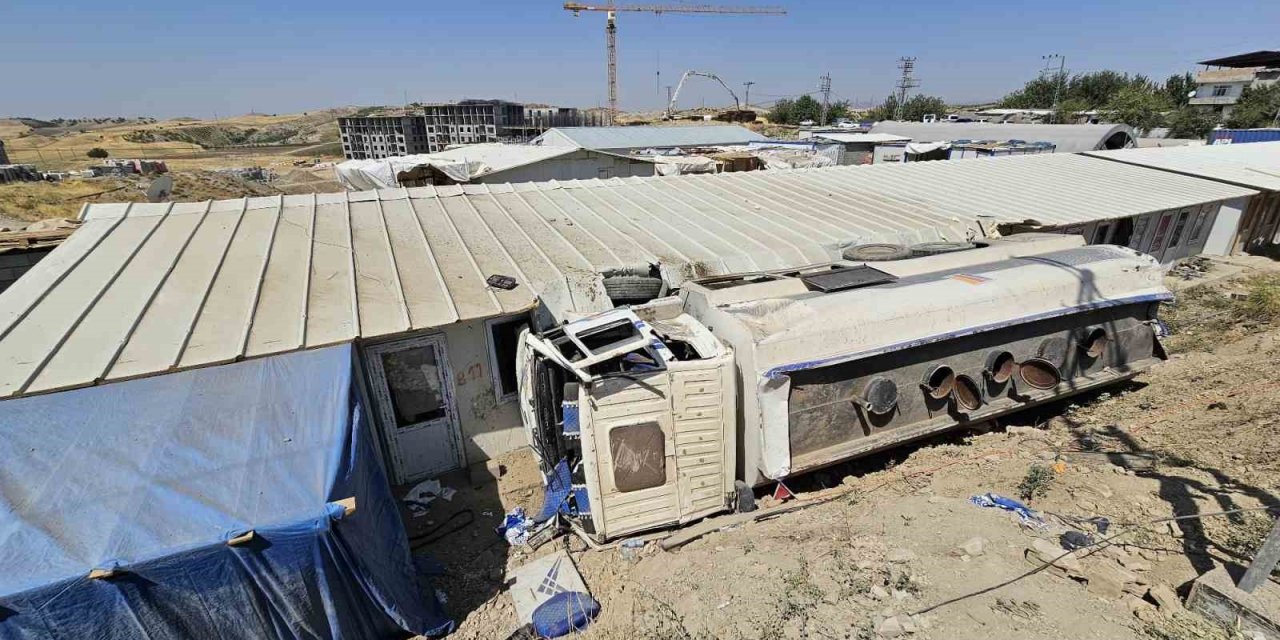 Kontrolden çıkan tanker şarampole yuvarlandı:  1 yaralı